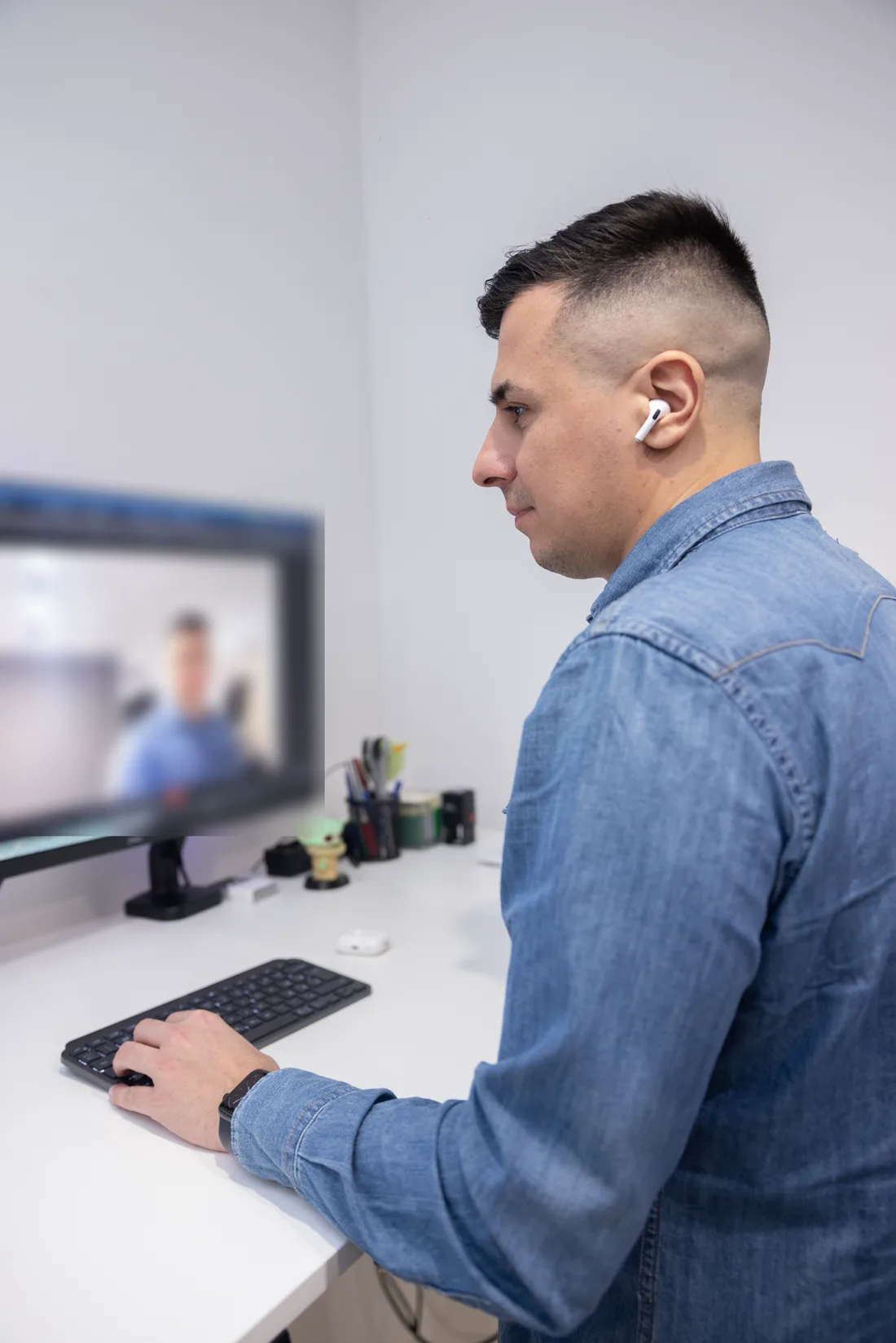 Amir Kashiba, direktor iQ Agencije, na video pozivu s klijentom