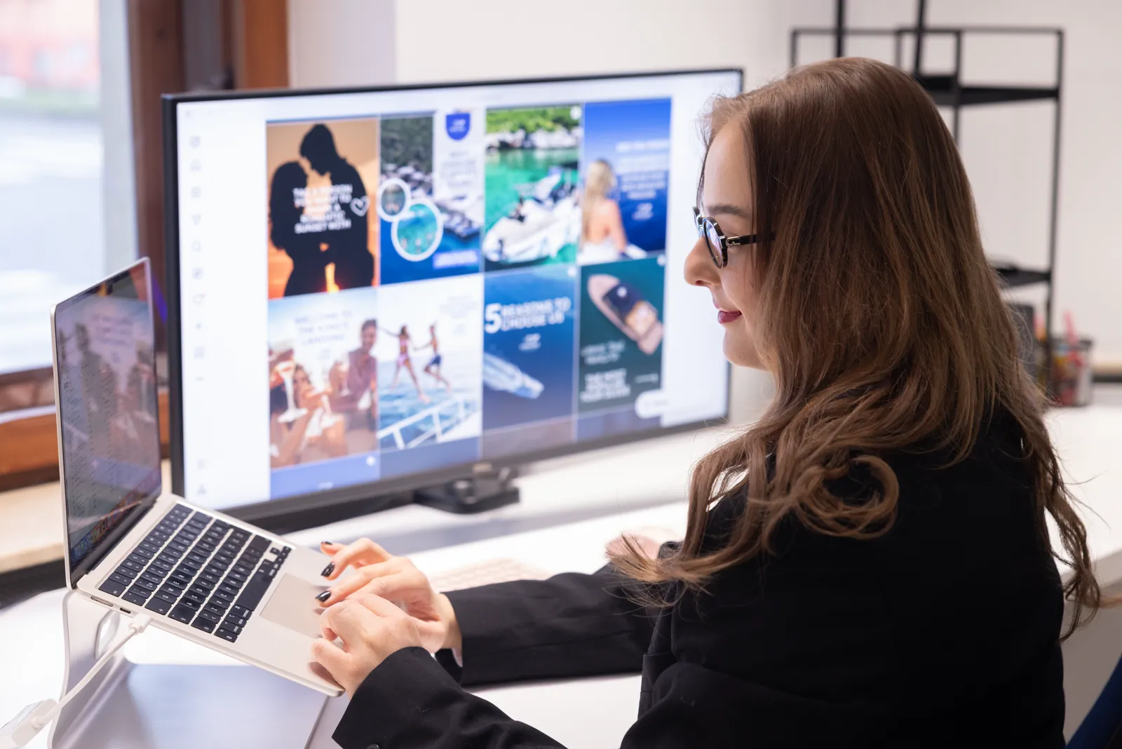 Antonela Verković, Social Media Marketing Specialist, slaže Instagram feed klijenta u iQ uredu