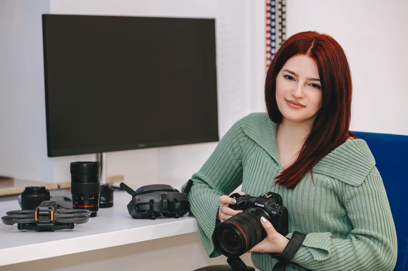 Josipa Maksimović, Head of Media Production, s kamerom i opremom u studiju iQ Agencije