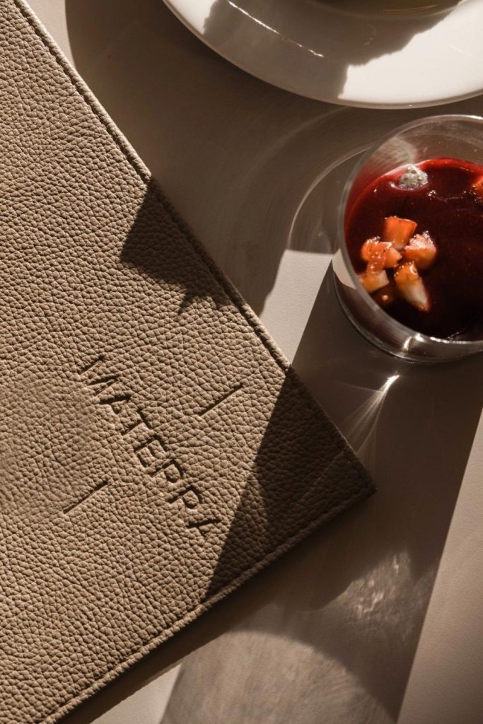 Hotel Materra - detalj kožnog menija, fotografiranje za društvene mreže