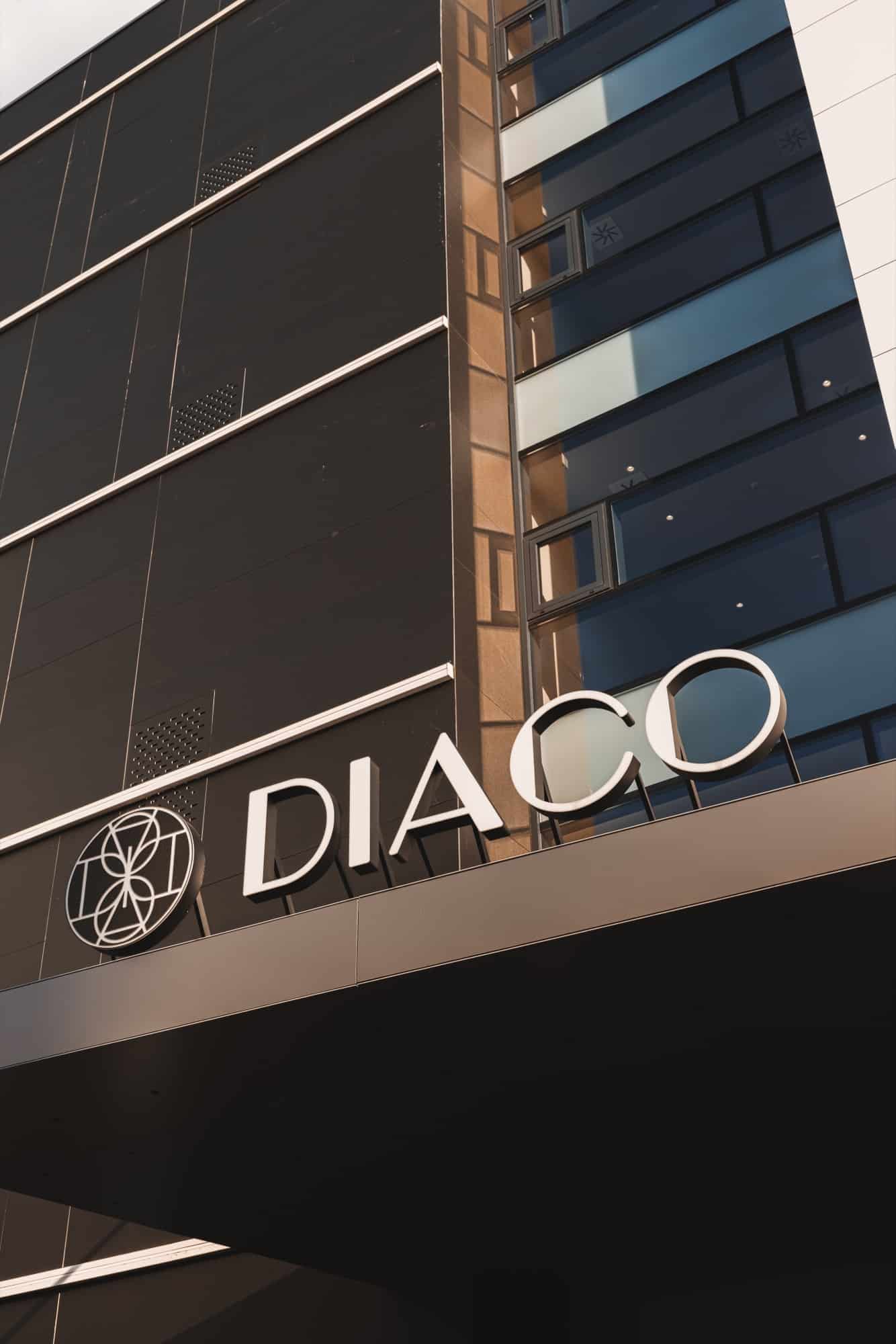 Pročelje DIACO Boutique Hotela u Đakovu s natpisom DIACO