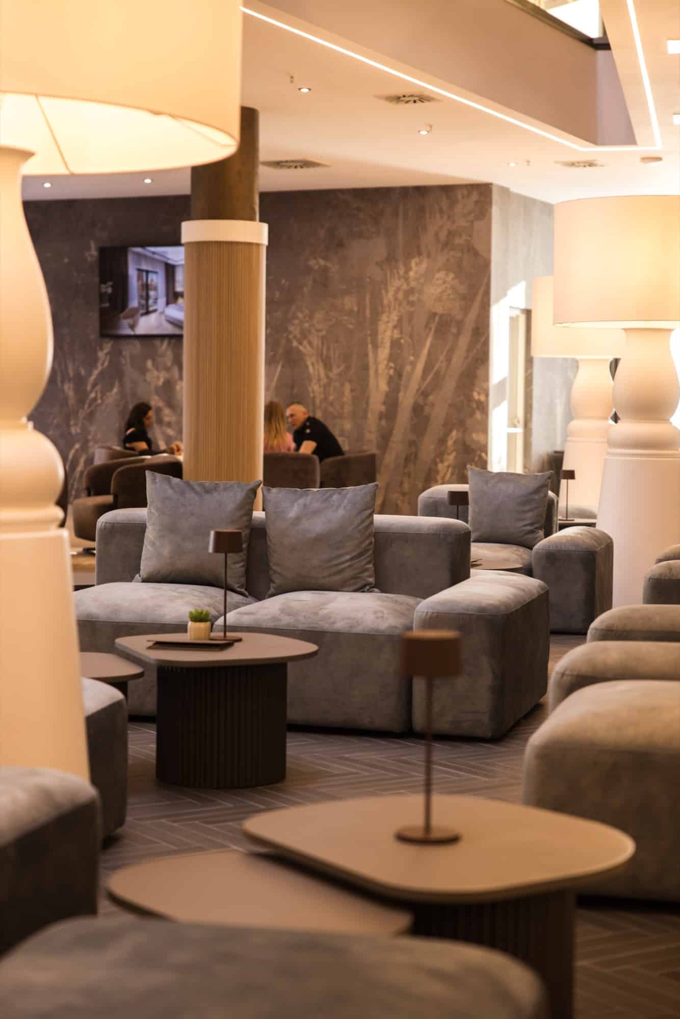 Lobby DIACO Boutique Hotela: sive sofe, stolići i velike svjetiljke