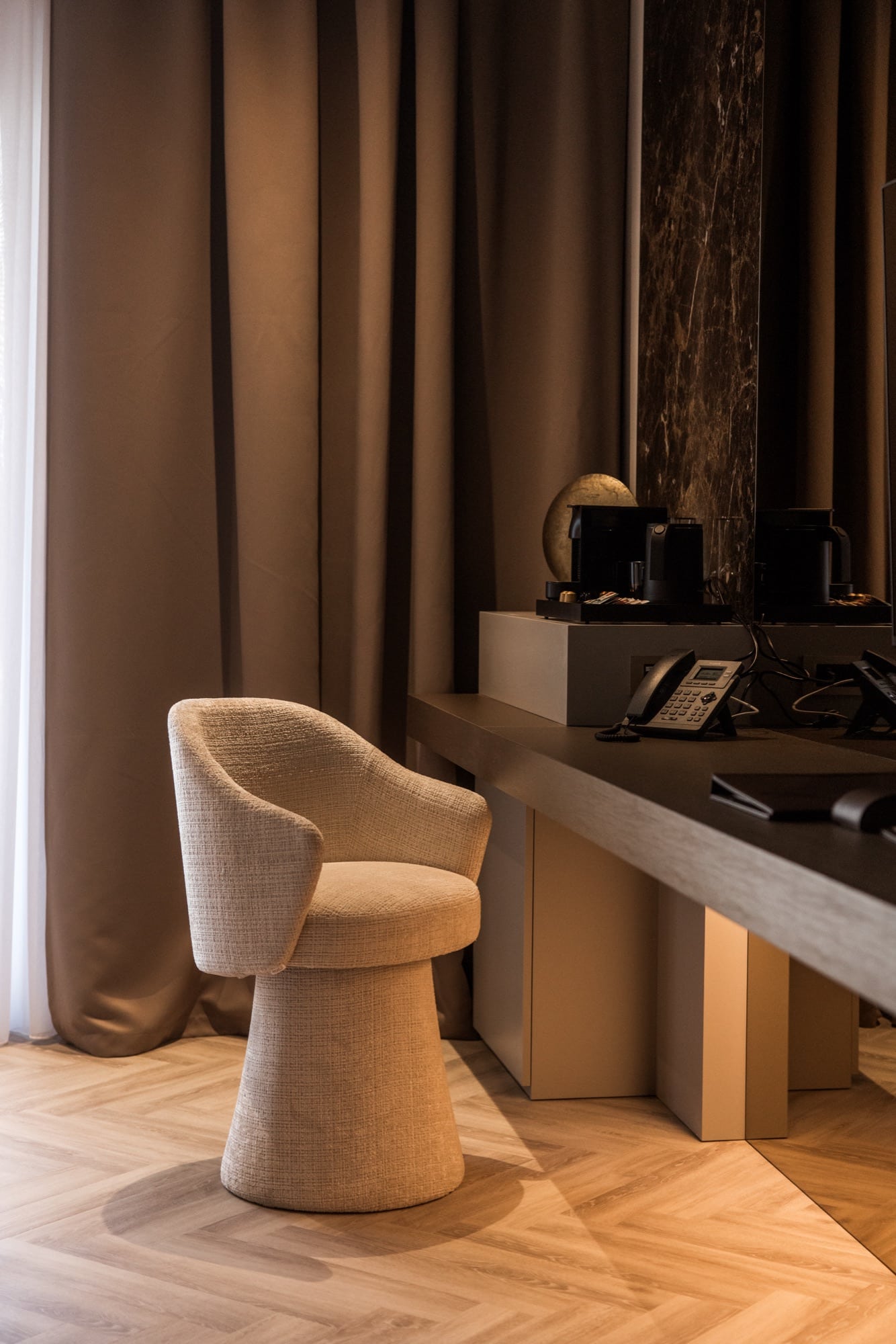 Fotelja i radni stol u hotelskoj sobi