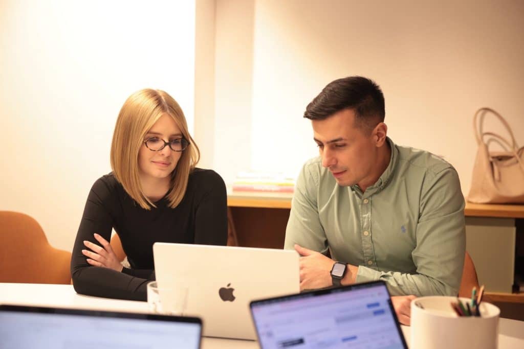 Ida Orkić i Amir Kashiba rade na strategiji u uredu iQ Agencije