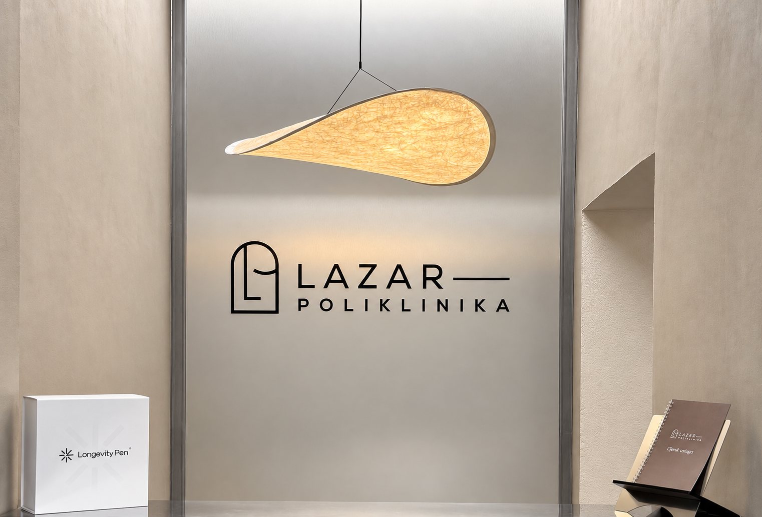 Logotip Lazar Poliklinike na zidu prijemnog prostora