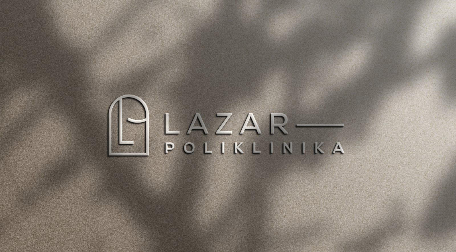 Logotip Lazar Poliklinike kao reljefni natpis na zidu