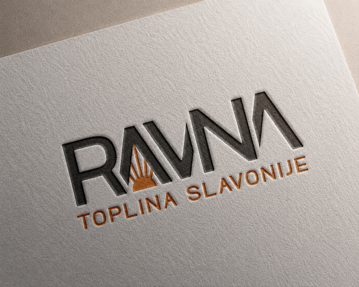 RAVNA logotip utisnut na teksturiranom papiru