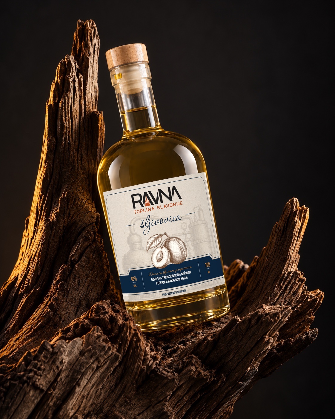 RAVNA šljivovica - etiketa u tamnoplavoj boji s motivom šljive